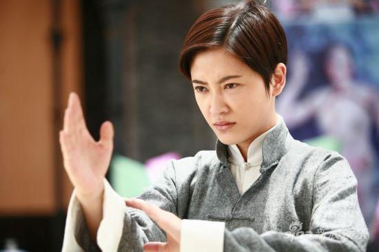 应采儿微博秀男装造型(图)