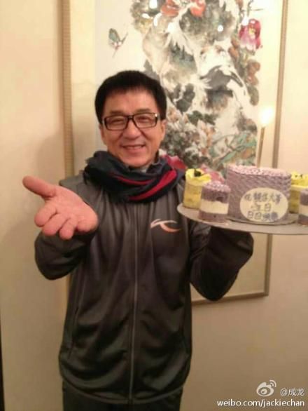 成龙手举生日蛋糕感谢粉丝