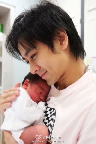 林志颖怀抱初生爱子Kimi
