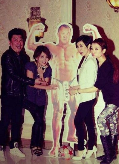 曾志伟寿宴海报变巨雕猛男