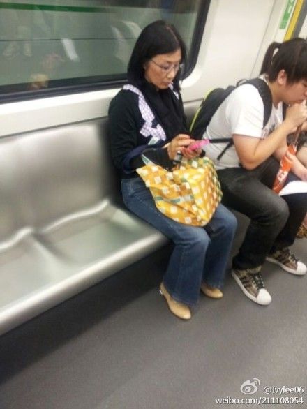 汪明荃素颜坐地铁被网友“Ivylee06”偷拍