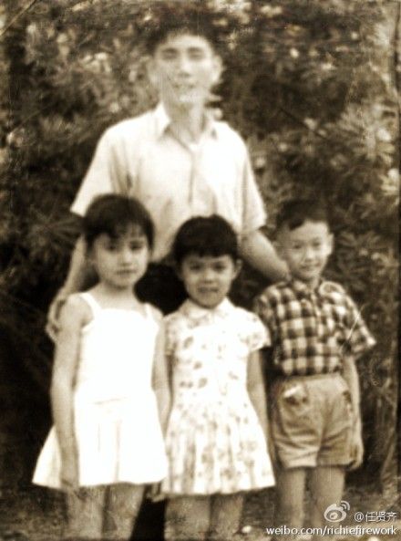 幼年李安(右一)与任贤齐父亲合照