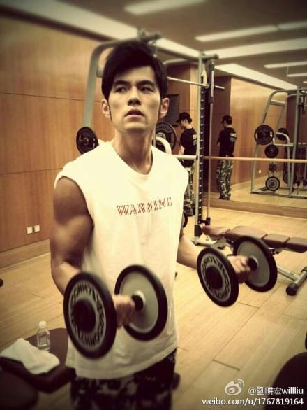 周杰伦举哑铃秀二头肌(图)