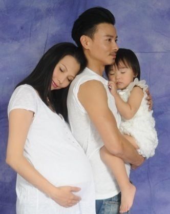 蔡少怀第二胎时与张晋、汤圆拍的全家福
