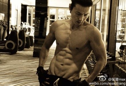 张晋狂晒八块腹肌