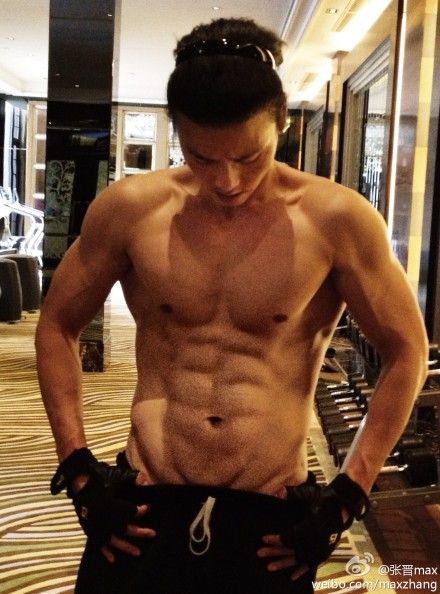 张晋晒腹肌蔡少芬炫耀