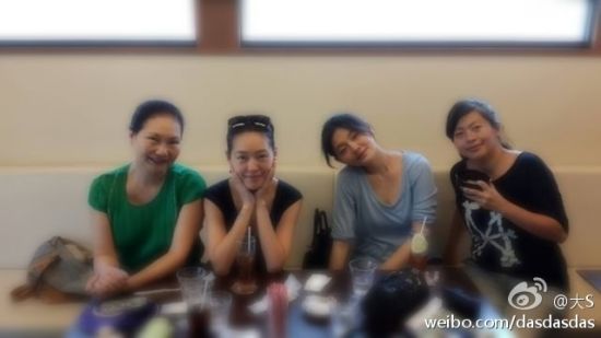 大小S母女四人出游，右为大姐。