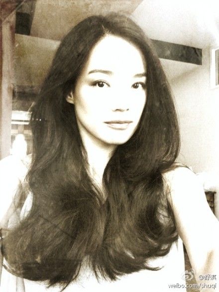 舒淇晒黑白复古自拍 卷发魅惑