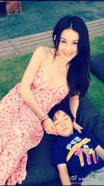 温碧霞晒母子温馨合影