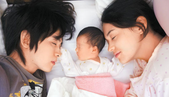 一家三口幸福熟睡