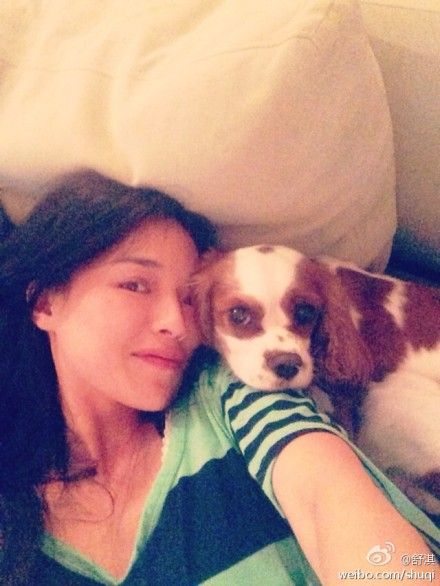 舒淇躺沙发休闲自拍 被萌狗狗抢镜