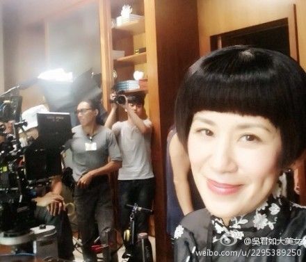 吴君如心情大好晒漂亮新发型，响掌打“闺蜜”