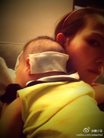 蔡少芬照顾生病幼女，张晋片场惦记