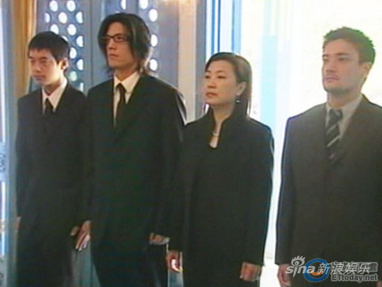 弟弟蒋友青（左一）涉威胁美国学校，蒋友柏（左二）发声明