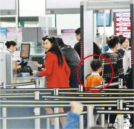 张柏芝让两子在新加坡念书