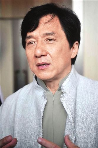 成龙当选香港演艺人协会主席