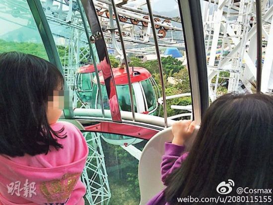 黎姿的双胞胎女儿在缆车内好奇地到处看。