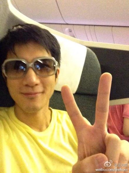 王力宏比出“二”字手势