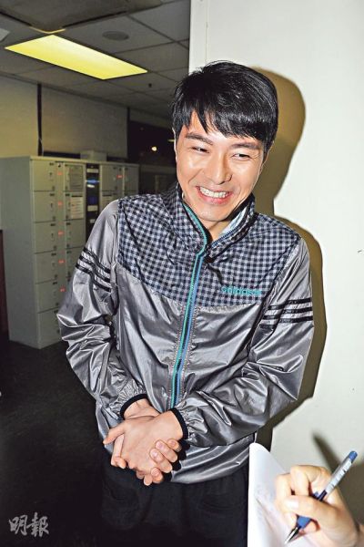 萧正楠谈及新欢黄翠如时甜笑以及嘴角含春，问他旧爱何傲芝时就表示没有联络、不谈感情事。