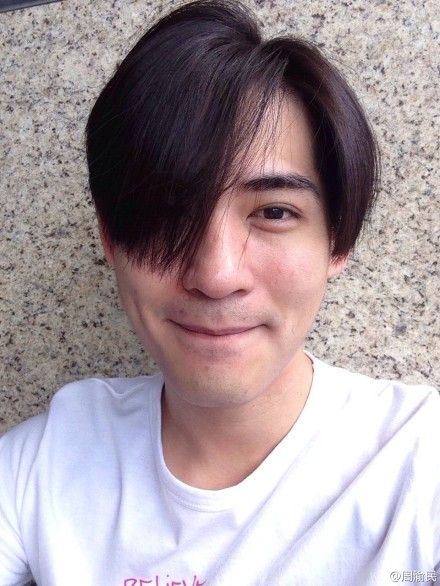 周渝民长发遮眼腼腆笑容露酒窝