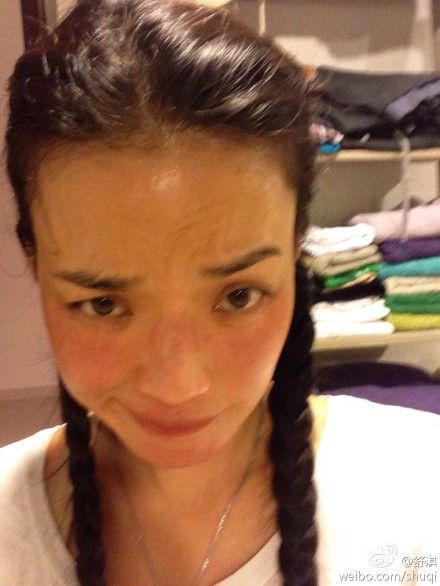舒淇无惧素颜做鬼脸