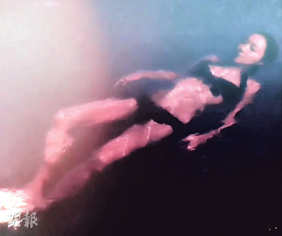 薛凯琪秀出三点式