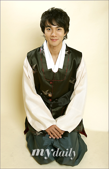 李奎汉身穿韩国传统服装 为网友带来新年的祝福_手机新浪网