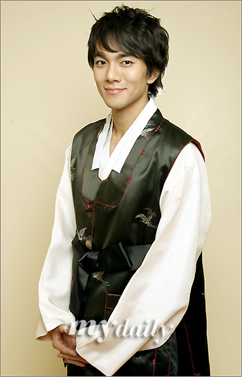 李奎汉身穿韩国传统服装 为网友带来新年的祝福_手机新浪网