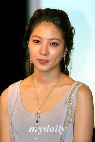 宝儿回应黑客事件 称与danny安只是好友(附图)