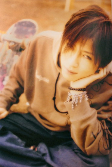 人气歌手gackt纪念过世好友 亡友母校深情献唱