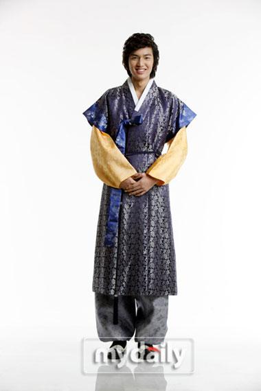 花样男子 李民浩穿韩国传统服装送新年问候 手机新浪网 花样男子 李民浩穿韩国传统服装送新年问候 手机新浪网