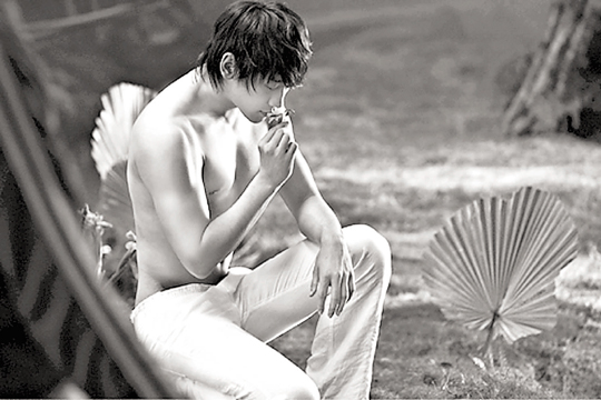 韩星rain代言化妆品 澳洲展示健美胸肌(图)