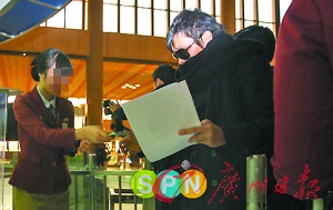 李秉宪赴日宣传，用墨镜和围巾蒙面，极其低调