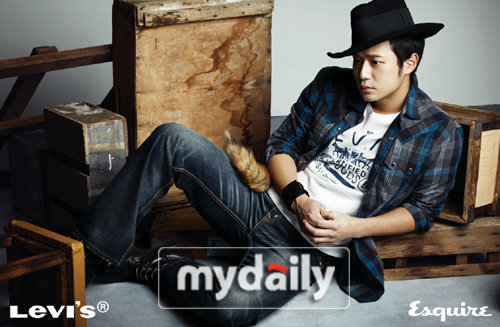 千正明杂志照展男性魅力 军队磨练后更成熟(图)