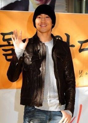 神话队长eric退伍 4000粉丝齐聚迎其回归(图)