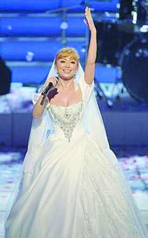 滨崎步演唱会婚纱造型