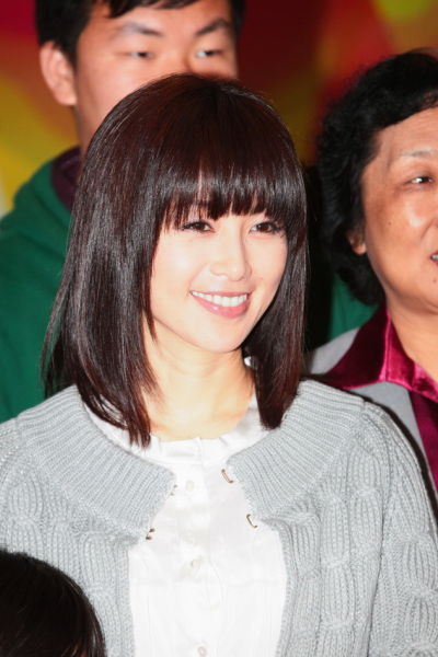 酒井法子探访敬老院公关公司否认收1亿日元 手机新浪网