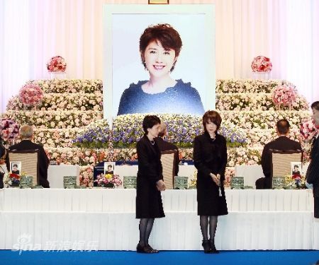 国仲凉子和北川景子参加田中好子告别仪式 图 手机新浪网