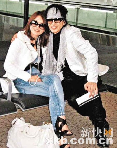 玉置浩二去年到香港时与妻子大秀恩爱