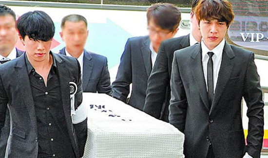 韩自杀男星蔡东河出殡 妈妈哭喊:我的孩子(图)