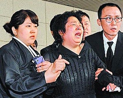 韩自杀男星蔡东河出殡 妈妈哭喊:我的孩子(图)