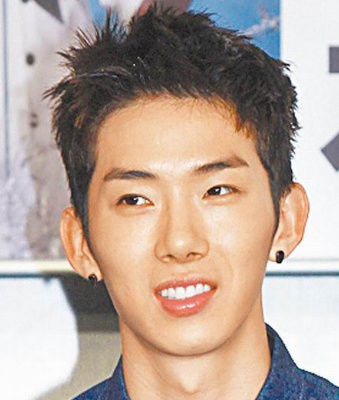 sj成员神童反串女生pk泰民赵权 着浓妆显媚态