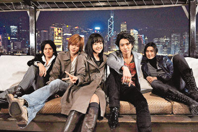 图:松本润(右二)祝贺小栗旬(左二)结婚.资料图片