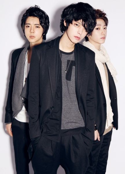 郑俊英揭秘黑色夹克衫个性穿搭术