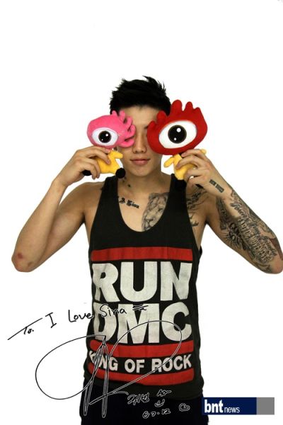 朴宰范用小新小浪挡住眼睛