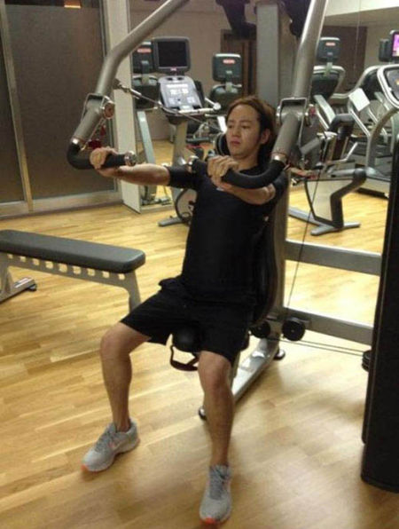 张根硕晒健身照努力认真甩赘肉(图)