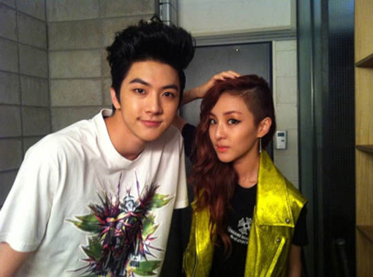2ne1成员sandara晒和亲弟mblaq天动合影 手机新浪网