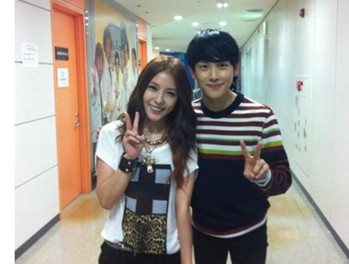 林时完晒与宝儿合影