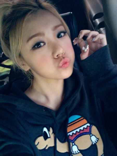 After School成员Lizzy露额头