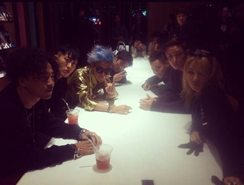 BigBang成员G-DRAGON和亲友合影